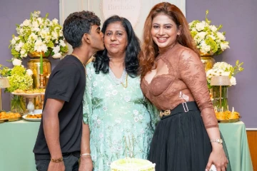 කාලෙන් කාලෙට කතා මවන පියුමි හංසමාලි ආදරණීය අම්මාගේ උපන්දිනේ ජයටම සමරයි