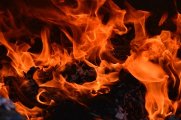 வீடு தீப்பிடித்ததில் சிறுவன் உயிரிழப்பு; துயரத்தில் குடும்பம்