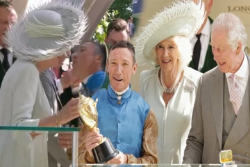 பிரித்தானிய ராணியின் கன்னத்தில் முத்தமிட்ட நபரால் பரபரப்பு