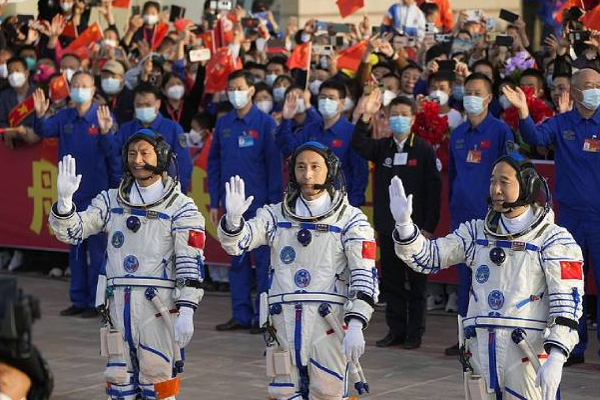 முதன் முதலாக ஒரு சாதாரண குடிமகனை விண்வெளிக்கு அனுப்பிய நாடு! | China First To Send An Ordinary Citizen Into Space