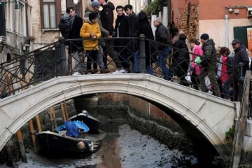 ඉතාලියේ සුප්‍රසිද්ධ වැනීසියේ ඇළ සිඳී යයි. (VIDEO)