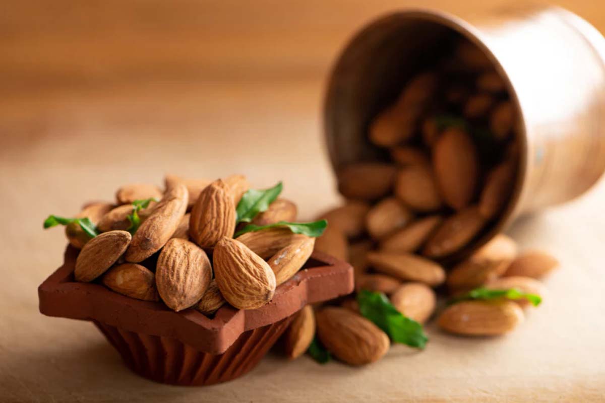 காலையில் ஊற வைத்த பாதாம் சாப்பிட்டால் இவ்வளவு நன்மையா? கட்டாயம் சாப்பிடுங்க | Eating Soaked Almonds In The Morning Benefits