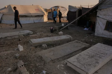 காசாவின் மயானங்களில் தஞ்சமடைந்த பாலஸ்தீன குடும்பங்கள்