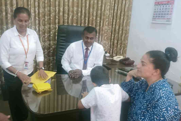 இரு பெண் பொலிஸ் அதிகாரிகளின் நெகிழ்ச்சி செயல் ; மகிழ்ச்சியில் வெளிநாட்டுப் பிரஜை | Compassionate Act By Two Female Police Officers இரு பெண் பொலிஸ் அதிகாரிகளின் நெகிழ்ச்சி செயல் ; மகிழ்ச்சியில் வெளிநாட்டுப் பிரஜை | Compassionate Act By Two Female Police Officers
