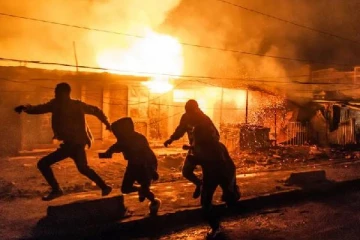 லொறியுடன் வெடித்து அந்தரத்தில் பறந்த எரிவாயு உருளைகள்... காயங்களுடன் தப்பிய 220 பேர்கள்