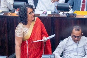 දෙසැම්බර් 31 වෙන්න කලින් ඔක්කොම ද්විතීයික පාසල්වලට මේවා දීලා ඉවර කරන්නයි ලෑස්ති වෙන්නේ.. අගමැතිනියගෙන් පාසල්වලට සුබ ආරංචියක්