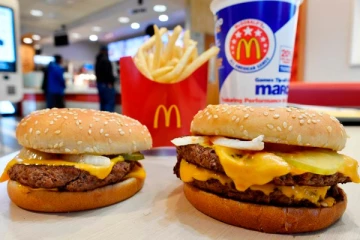 நாடொன்றில் 15,500  ஊழியர்களுக்கு  McDonald's இலவச உணவு!
