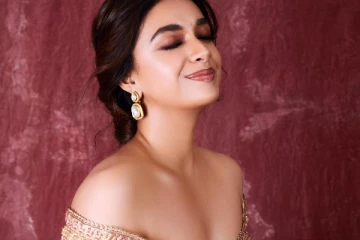 நடிகை கீர்த்தி சுரேஷ் கிளாமரான உடையில் கொடுத்த போஸ்! வைரலாகும் ஸ்டில்கள்