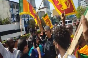 கோட்டா - ரணில் வீட்டுக்கு செல்ல வேண்டும்: போராட்டத்தில் இணைந்துகொண்ட சரத் பொன்சேகா