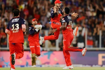 18 ஆண்டு காத்திருப்புக்கு முற்றுப்புள்ளி வைத்த பெங்களூரு அணி: கிண்ணத்தை வென்ற விராட் படை