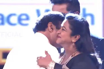 ராதிகாவை மேடையில் கட்டிப்பிடித்து முத்தம் கொடுத்த நடிகர் - கோபத்தில் சரத்குமார் செய்த செயல்!