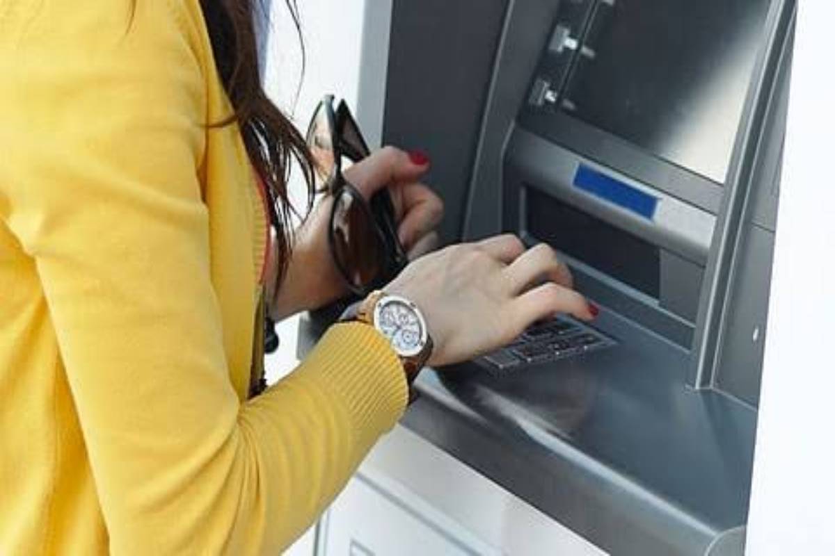 ATM இயந்திரங்களை பயன்படுத்துவோர் மிக அவதானம்! பொதுமக்களுக்கு அவசர எச்சரிக்கை | Money Scam Atms And Cdm Machines Police Warning