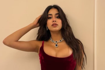 நடிகை ஜான்வி கபூர் வெளியிட்ட கிளாமர் ஸ்டில்கள்