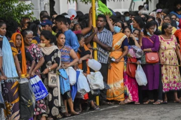 இலங்கையை விட்டு வெளியேற துடிக்கும் மக்கள்!