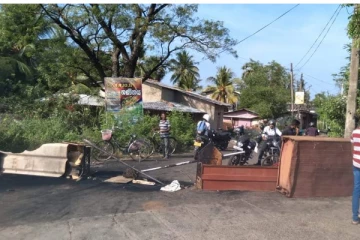 திருகோணமலையில் வீதியை முடக்கி பாரிய போராட்டம் (Photos)