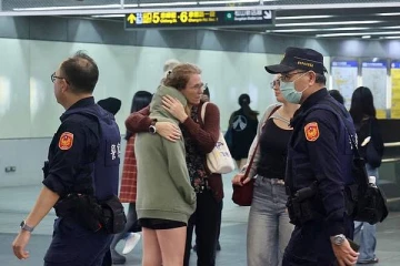 புகை குண்டுகளை வீசி ஒன்பது பேர்களை கத்தியால் தாக்கிய நபர்... பின்னர் எடுத்த அதிர்ச்சி முடிவு