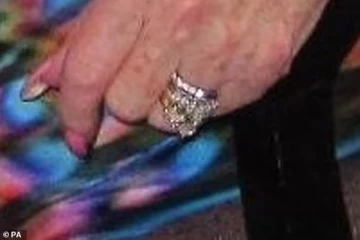 இறந்தவரின் உடலிலிருந்து திருடப்பட்ட நிச்சயதார்த்த மோதிரம்! அதிர்ச்சியில் கணவர்