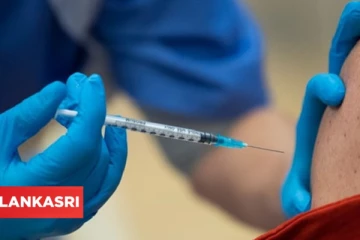 கொரோனா தடுப்பூசியின் 2 டோஸ்களை ஒரே நேரத்தில் செலுத்திய நர்ஸ்