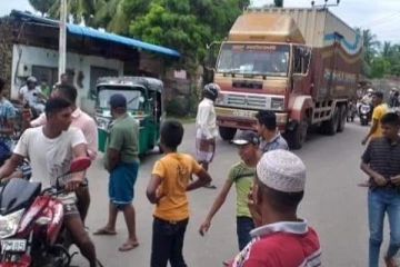 இறக்காமம் பிரதேசத்தில் சீமெந்து லொறியை முற்றுகையிட்ட பொது மக்கள்