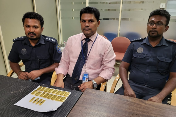 டுபாயில் இருந்து வந்த இலங்கையர்  விமானநிலையத்தில் அதிரடியாக கைது | Arrested At The Sri Lankan Airport From Dubai