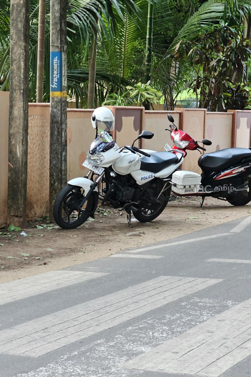 வீதி விதிமுறைகளை மீறிய மானிப்பாய் காவல்துறையினர்...! | Manipay Police Violates Traffic Rules Jaffna