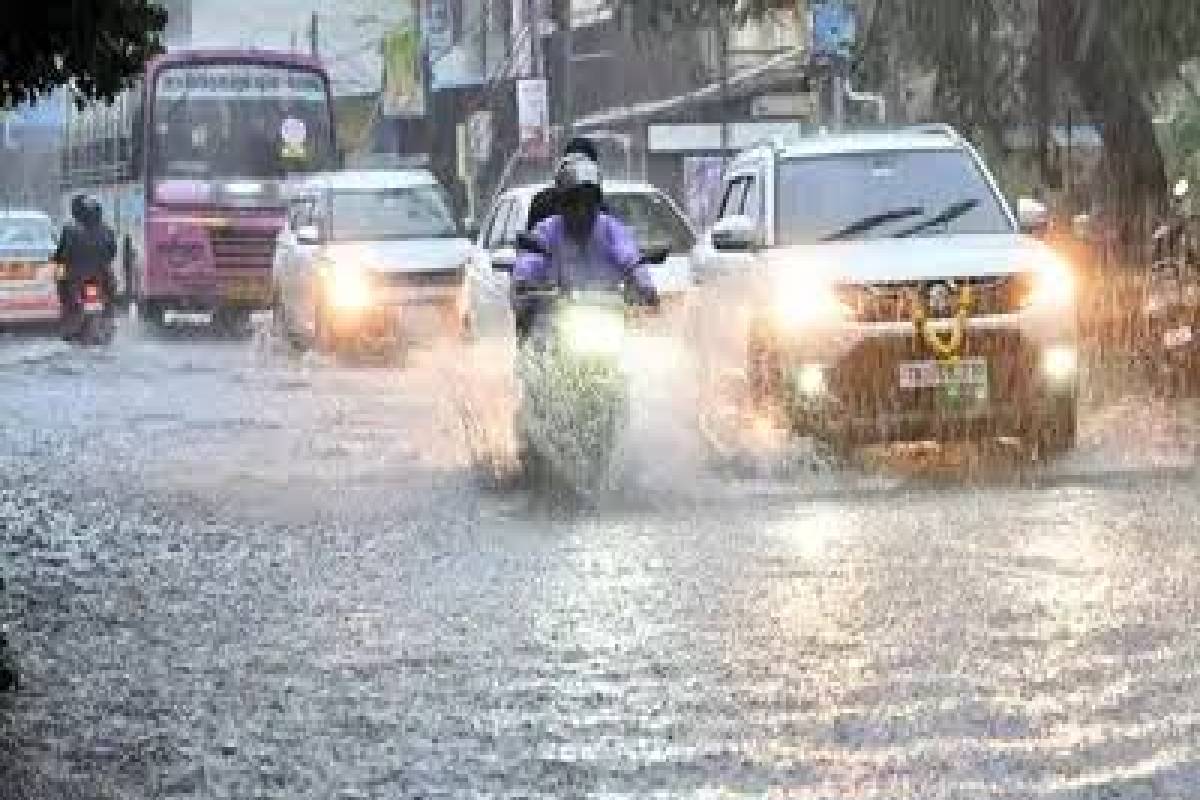 வடகிழக்குப் பருவமழை தீவிரம்: காற்றழுத்தத் தாழ்வுப் பகுதி புயலாக வலுப்பெறும் அபாயம்! | Cyclone Possibility Chennai Heavy Rain Weatherman வடகிழக்குப் பருவமழை தீவிரம்: காற்றழுத்தத் தாழ்வுப் பகுதி புயலாக வலுப்பெறும் அபாயம்! | Cyclone Possibility Chennai Heavy Rain Weatherman
