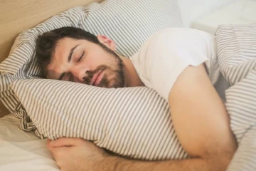 ஒரு நாளைக்கு 8 மணி நேரத்துக்கு மேல் தூங்கினால் என்ன நடக்கும் தெரியுமா?