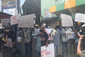 ஊரடங்கை மீறி வீதியில் இறங்கி ஆர்பாட்டத்தில் ஈடுபடும் வர்த்தகர்கள்!