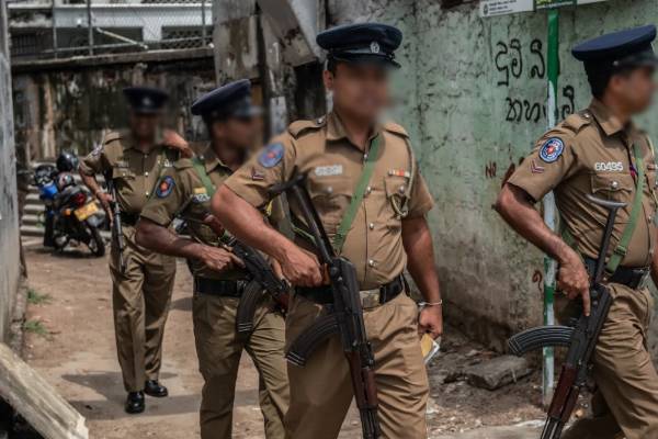 பாடசாலை காவலாளி உட்பட இருவர் போதைப்பொருளுடன் கைது | Two People Caught With Ice Drugs பாடசாலை காவலாளி உட்பட இருவர் போதைப்பொருளுடன் கைது | Two People Caught With Ice Drugs