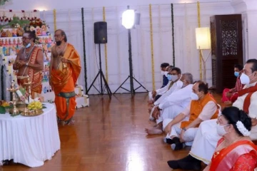 ராஜபக்ஷ காலடியில் சுப்பிரமணியன் சுவாமி : நடந்தது என்ன?