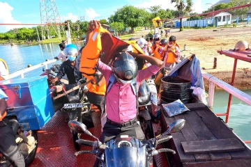 ஊர்காவற்துறை படகு சேவையில் பயணிப்போருக்கு பாதுகாப்பு அங்கிகள் (Photos)