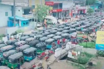 எரிபொருளுக்காக ஆட்டோக்களால் மூடப்பட்ட பிரதானவீதி (படம்)