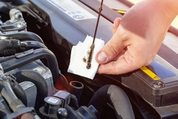 වාහනයේ එන්ජින් ඔයිල් ලෙවල් එක බලන්නේ මෙහෙමයි.