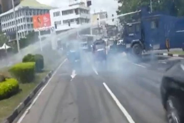 இலக்கு தவறி வீதியில் சென்றவர்கள் மீது நீர்த்தாரை தாக்குதலை நடத்திய பொலிஸார்!