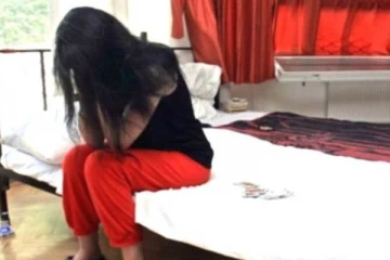 40යේ තිදරු මව එක්ක පවුල් කන්න ගිය 20 හැවිරිදි තරුණයා - ගමක් පුදුම කළ කතාව..