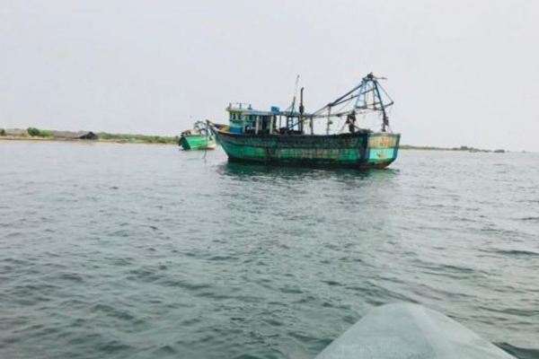 தென் கடற்பரப்பில் போதைப் பொருட்களுடன் கைப்பற்றப்பட்ட மீன்பிடிப் படகு | Fishing Boat Seized With Drugs In Southern Waters தென் கடற்பரப்பில் போதைப் பொருட்களுடன் கைப்பற்றப்பட்ட மீன்பிடிப் படகு | Fishing Boat Seized With Drugs In Southern Waters