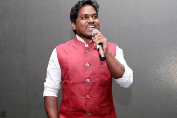 யுவன் ஷங்கர் ராஜா மனைவியா இது, யாருடன் புகைப்படம் எடுத்துள்ளார் பாருங்க- செம லேட்டஸ்ட் க்ளிக்