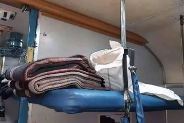 மாதம் ஒருமுறை துவைக்கப்படும் கம்பளி; வெடித்த சர்ச்சை - ரயில்வே உறுதி!