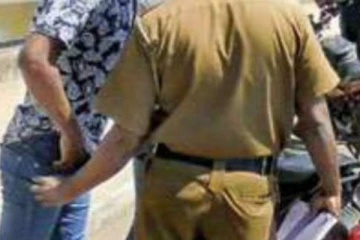 உணவக உரிமையாளரிடம் இலஞ்சம் பெற முயன்ற அதிகாரி அதிரடி கைது!