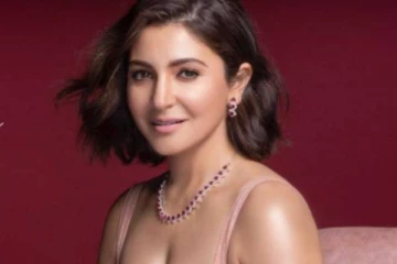 விராட் மனைவியா இது? ஆள் அடையாளம் தெரியாமல் மாறிப்போன நடிகை அனுஷ்கா!