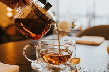 தினமும் காலையில் டீ குடித்தால் என்ன நடக்கும் தெரியுமா? இவ்வளவு பக்க விளைவுகள் இருக்கா?