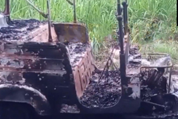 வீதியில் திடீரென தீப்பிடித்த முச்சக்கரவண்டி | Three Wheeler Suddenly Catches Fire On The Road