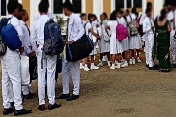 மாணவர்களின் புத்தகபையில் கிடந்த பொருட்களால் அதிர்ச்சி