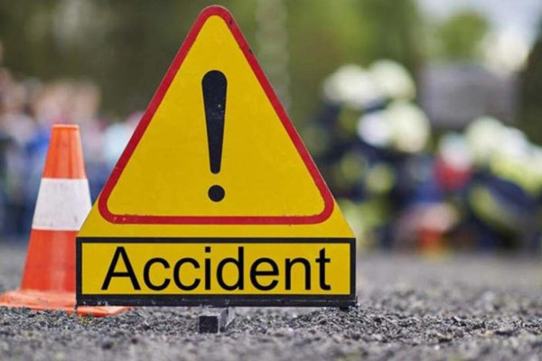 மரத்தில் மோதி வேன் கோர விபத்து; 11 பேர் மருத்துவமனையில் | Van Crashes Tree 11 People Hospitalized Badulla