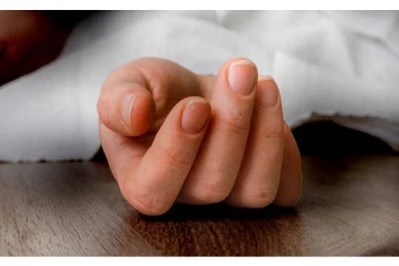 படுக்கையில் உயிர் பிரிந்த தாய்.. அருகில் அமர்ந்து கதறிய சிறுவன்! கலங்க வைக்கும் ஒற்றை புகைப்படம்