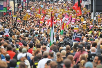 பிரித்தானியாவில் கலவரங்களை அடுத்து நாடெங்கும் இனவாத எதிர்ப்பு பேரணி