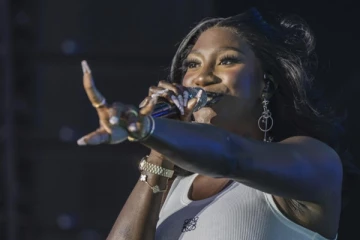 பிரான்ஸ் ஒலிம்பிக் நேரத்தில் கடும் இனவெறித் தாக்குதல்களுக்குள்ளாகியுள்ள ஒரு புலம்பெயர் பெண்