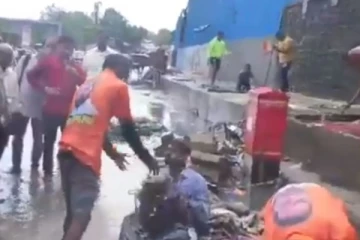 கழிவுநீரை சுத்தம் செய்யாத ஒப்பந்ததாரர்.. தலையில் குப்பைகளை கொட்டிய  எம்.எல் ஏ!