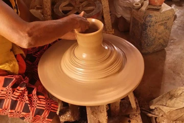 මැටි කර්මාන්තයටත් මැටි හිඟ වෙයි.