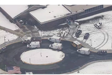 அமெரிக்காவில் பள்ளியில் திடீர் துப்பாக்கிச் சூடு! 3 மாணவர்கள் பலி: பலர் படுகாயம் என தகவல்